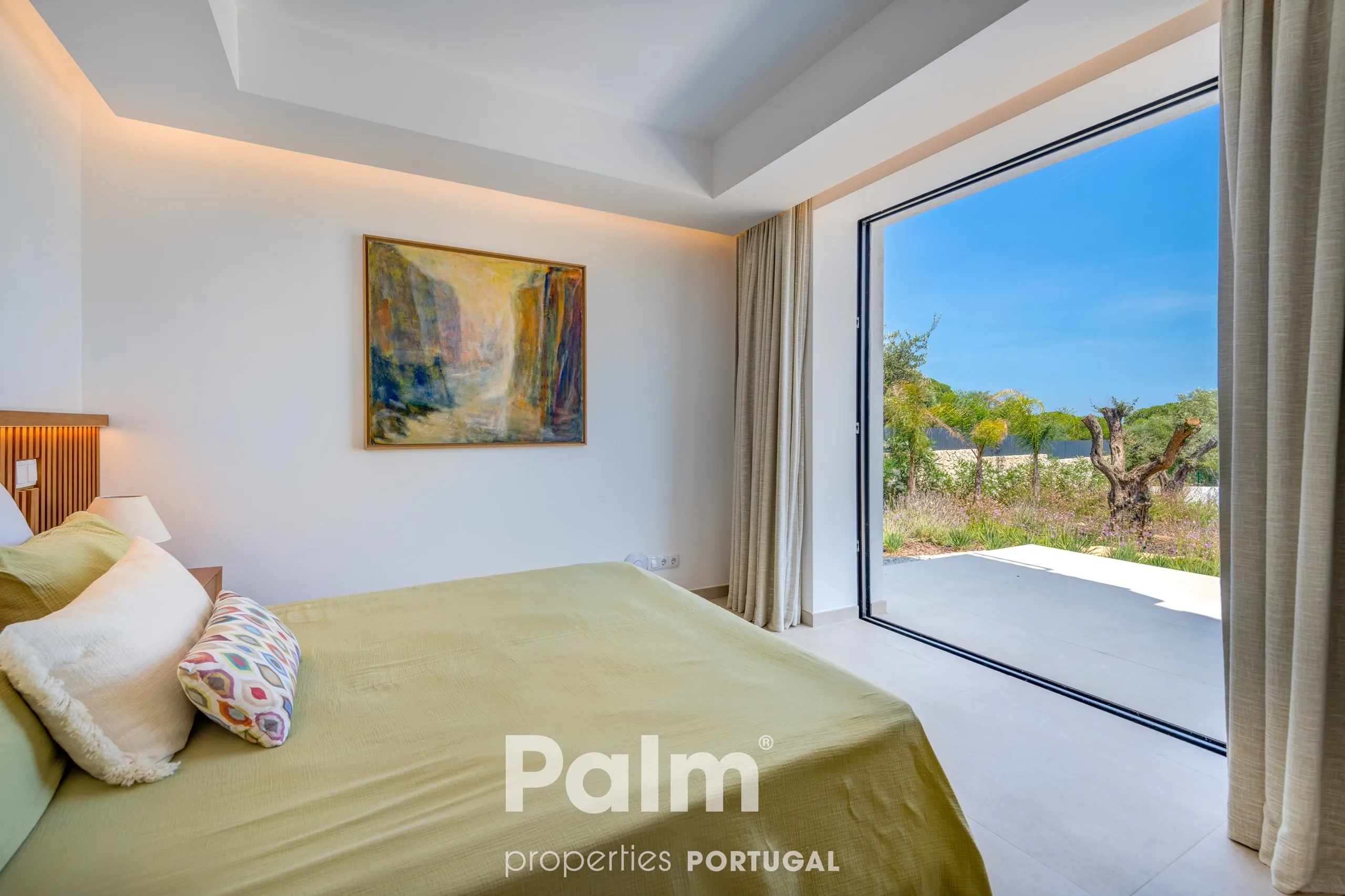 Contemporary 4-Bedroom Villa with Pool and Expansive Gardens in Carvoeiro - View image 57 of 74