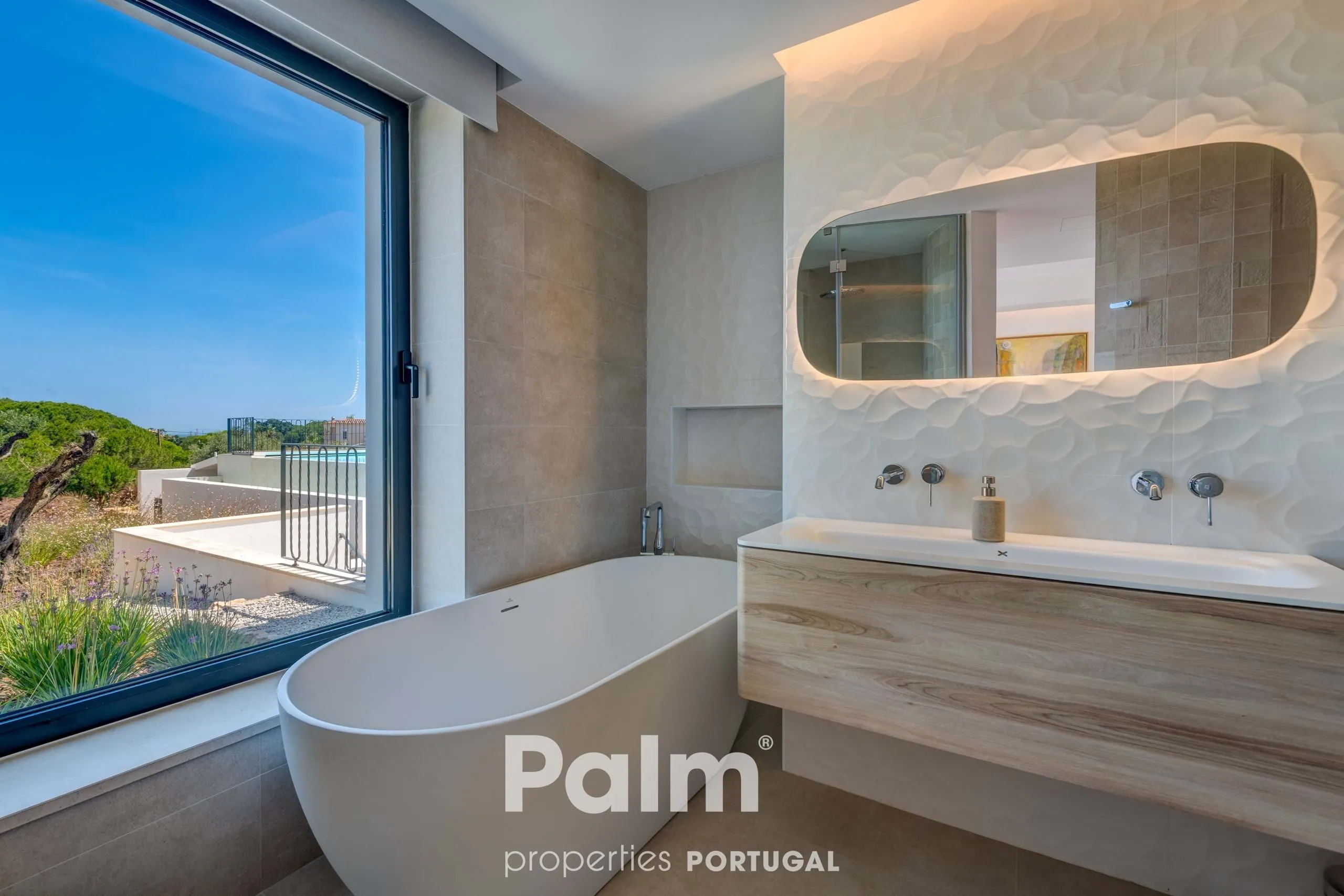 Contemporary 4-Bedroom Villa with Pool and Expansive Gardens in Carvoeiro - View image 60 of 74