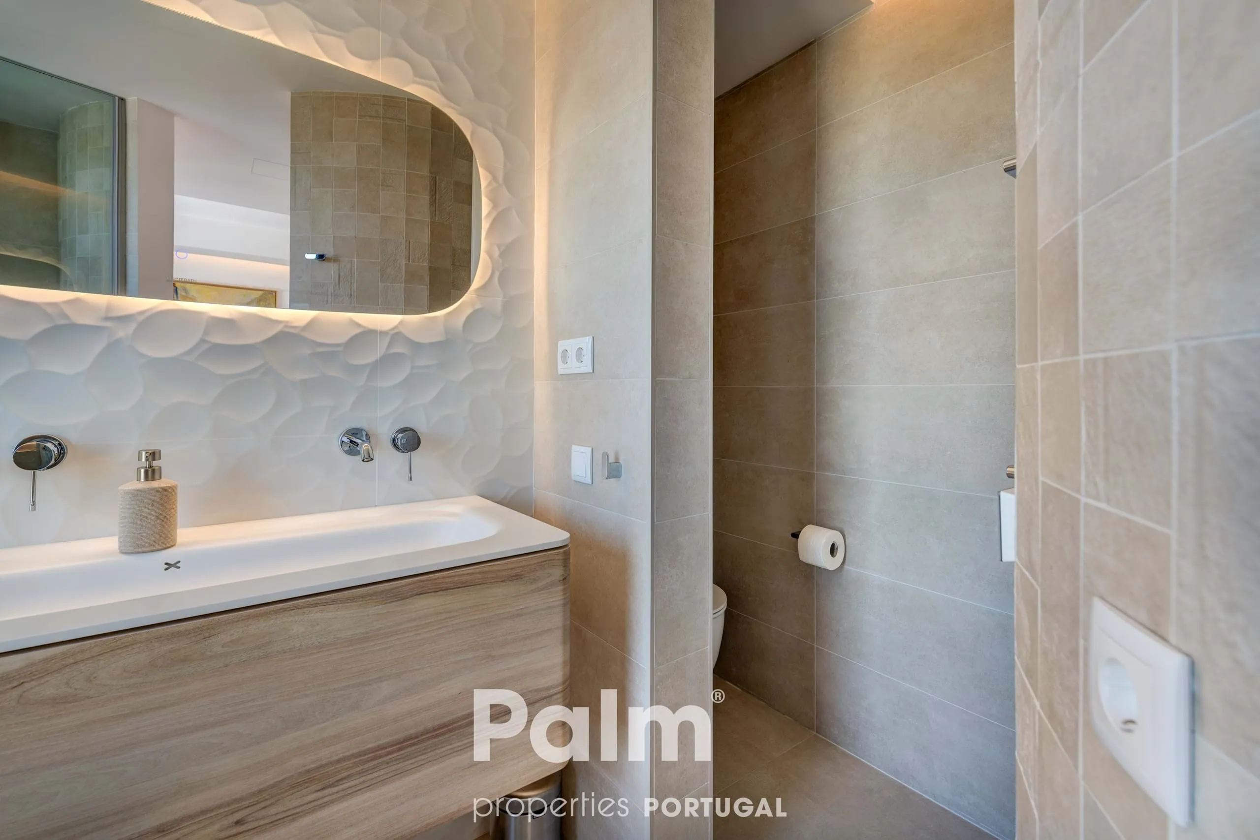 Contemporary 4-Bedroom Villa with Pool and Expansive Gardens in Carvoeiro - View image 61 of 74