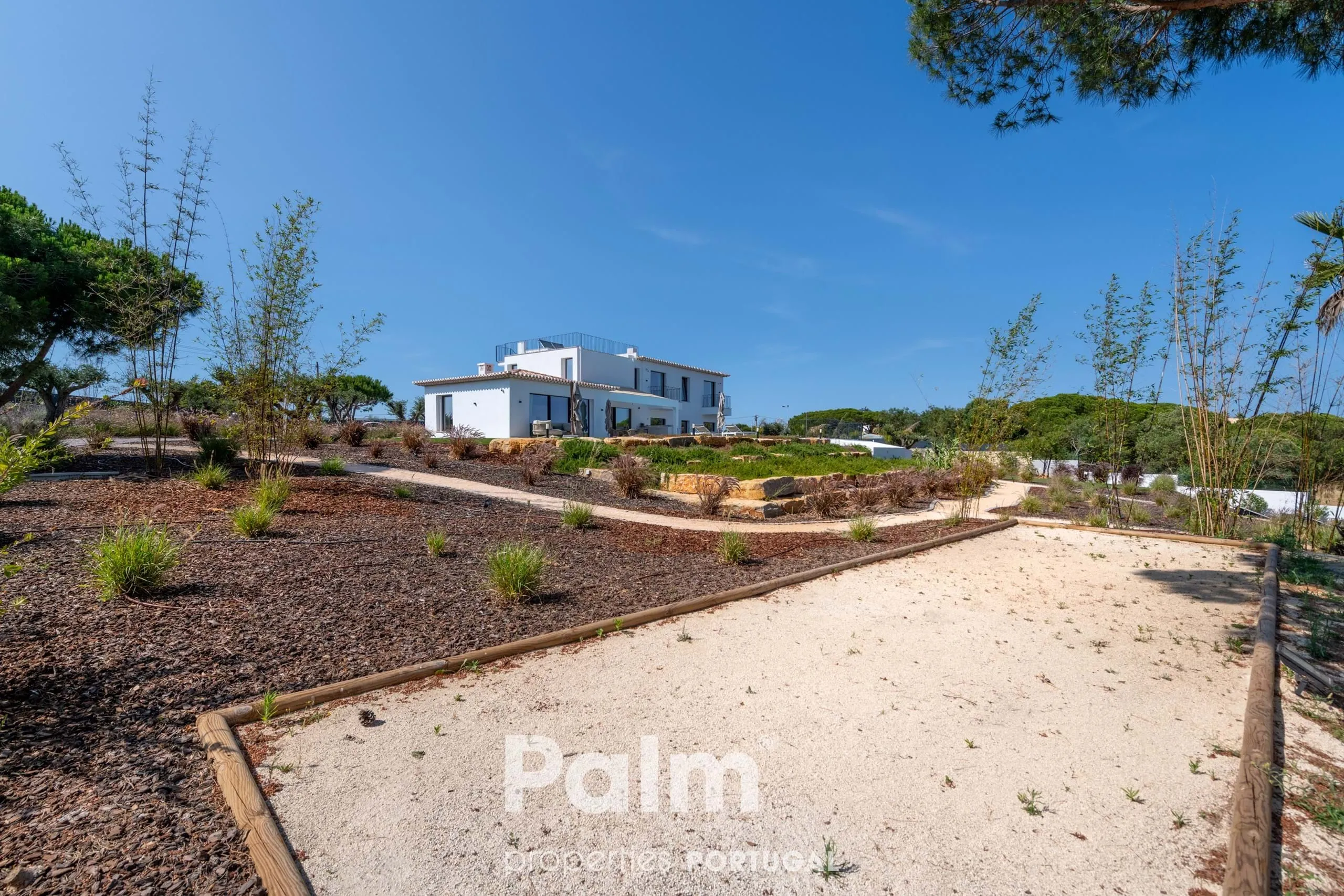 Contemporary 4-Bedroom Villa with Pool and Expansive Gardens in Carvoeiro - View image 65 of 74