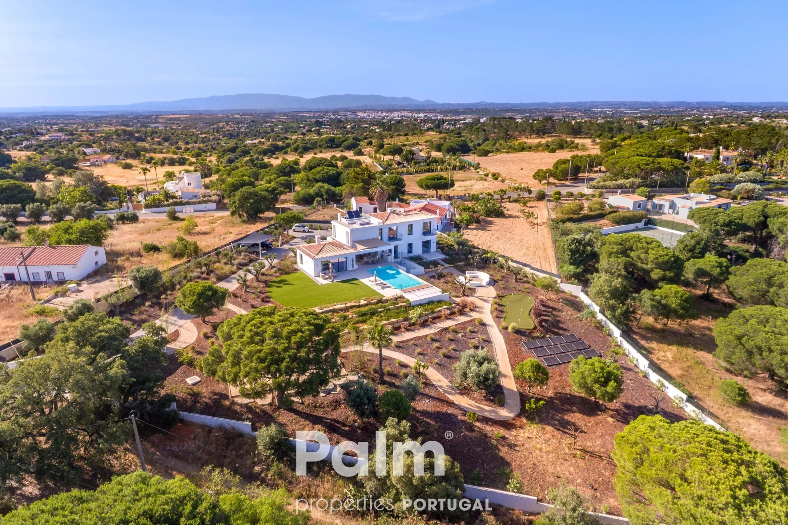 Contemporary 4-Bedroom Villa with Pool and Expansive Gardens in Carvoeiro - View image 69 of 74