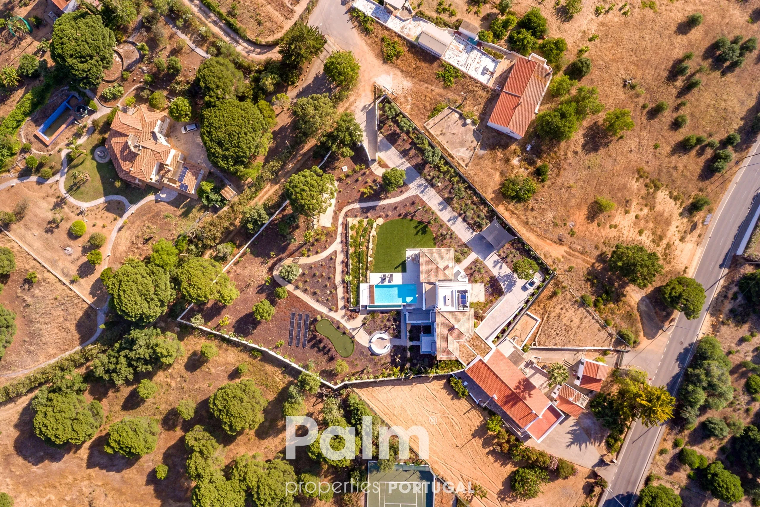 Contemporary 4-Bedroom Villa with Pool and Expansive Gardens in Carvoeiro - View image 70 of 74