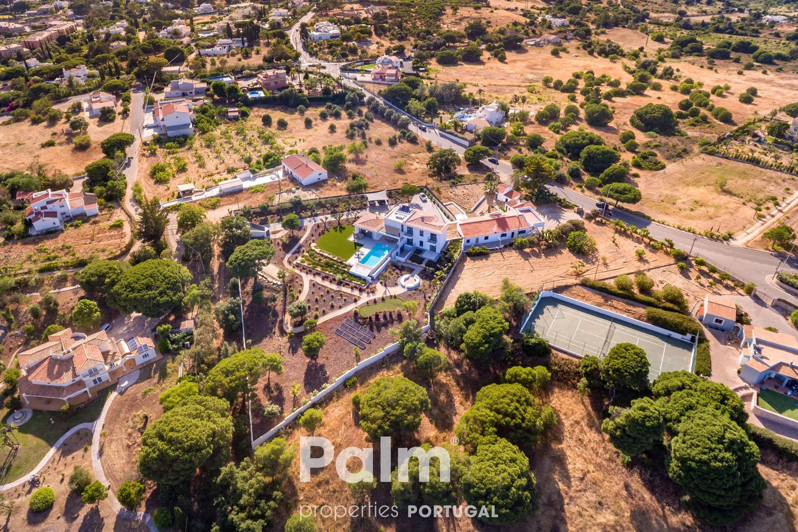 Contemporary 4-Bedroom Villa with Pool and Expansive Gardens in Carvoeiro - View image 72 of 74