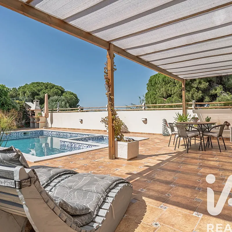 Contemporary 3-Bedroom Villa with Pool and Terrace in Algarve's Olhão