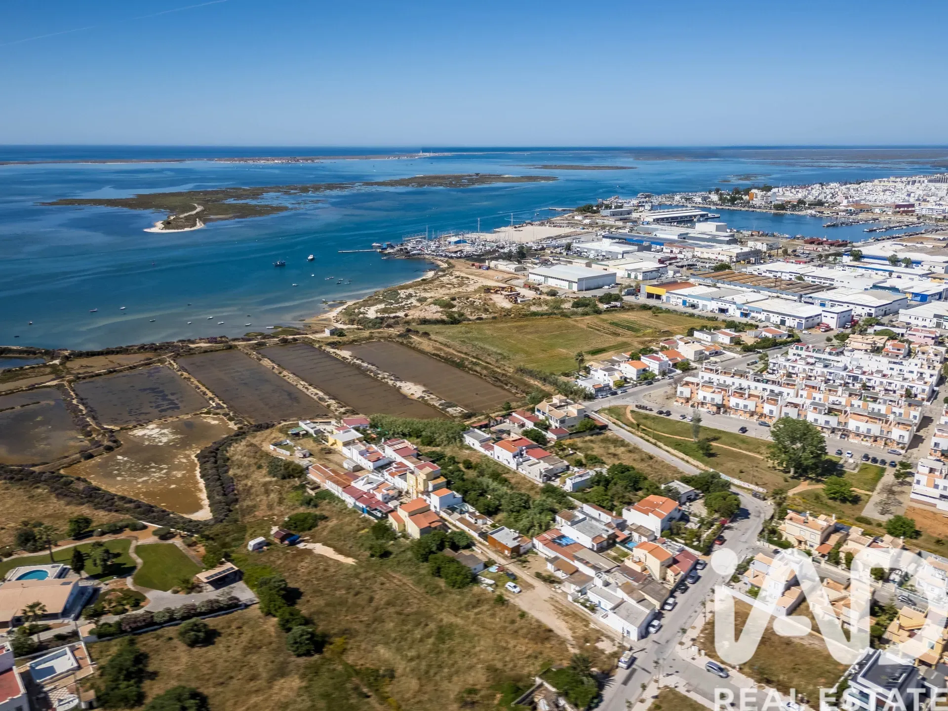 Contemporary 3-Bedroom Villa with Pool and Terrace in Algarve's Olhão - View image 8 of 29