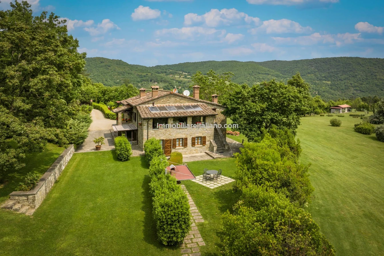 Tuscany's Countryside Retreat: Spacious 6-Bedroom Farmhouse with Pool - Image 2