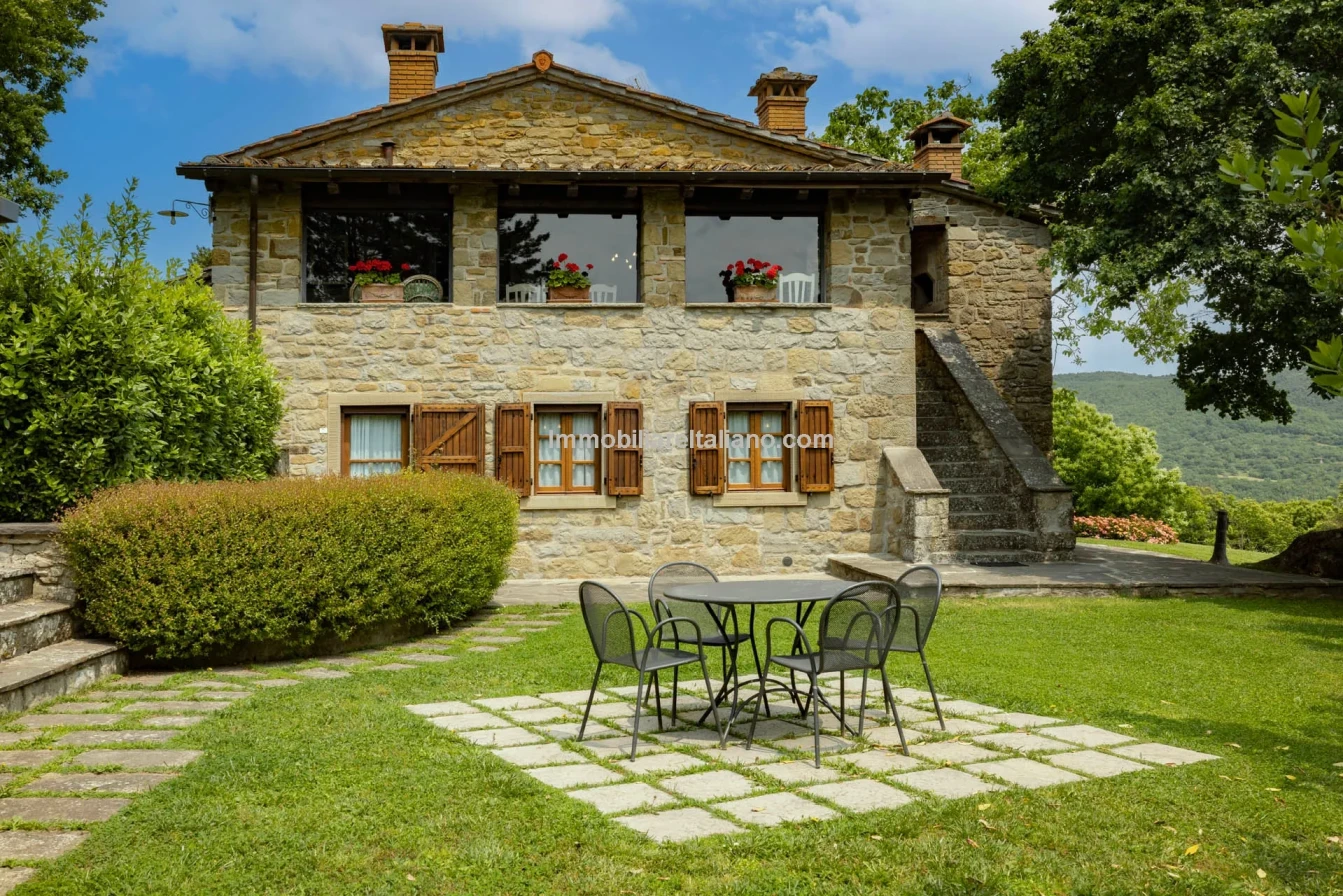Tuscany's Countryside Retreat: Spacious 6-Bedroom Farmhouse with Pool - View image 6 of 81