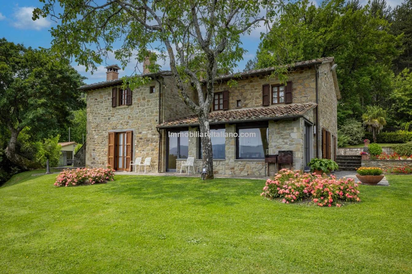 Tuscany's Countryside Retreat: Spacious 6-Bedroom Farmhouse with Pool - View image 7 of 81