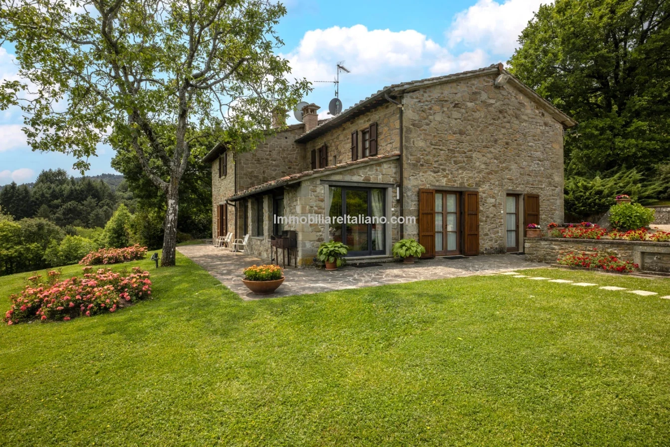 Tuscany's Countryside Retreat: Spacious 6-Bedroom Farmhouse with Pool - View image 8 of 81