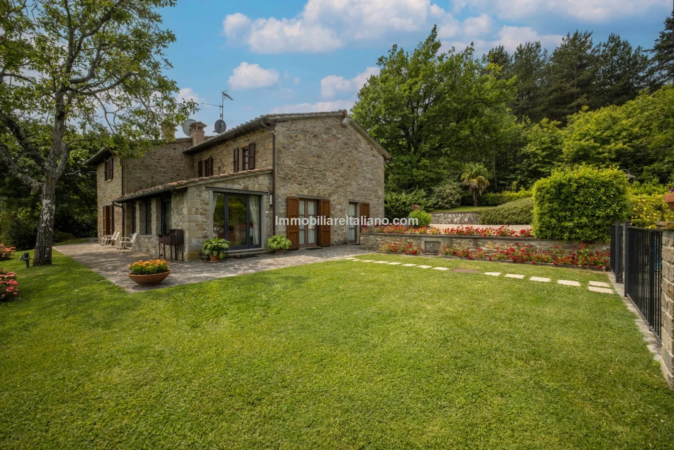 Tuscany's Countryside Retreat: Spacious 6-Bedroom Farmhouse with Pool - View image 9 of 81