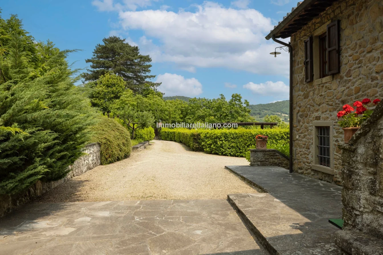 Tuscany's Countryside Retreat: Spacious 6-Bedroom Farmhouse with Pool - View image 11 of 81