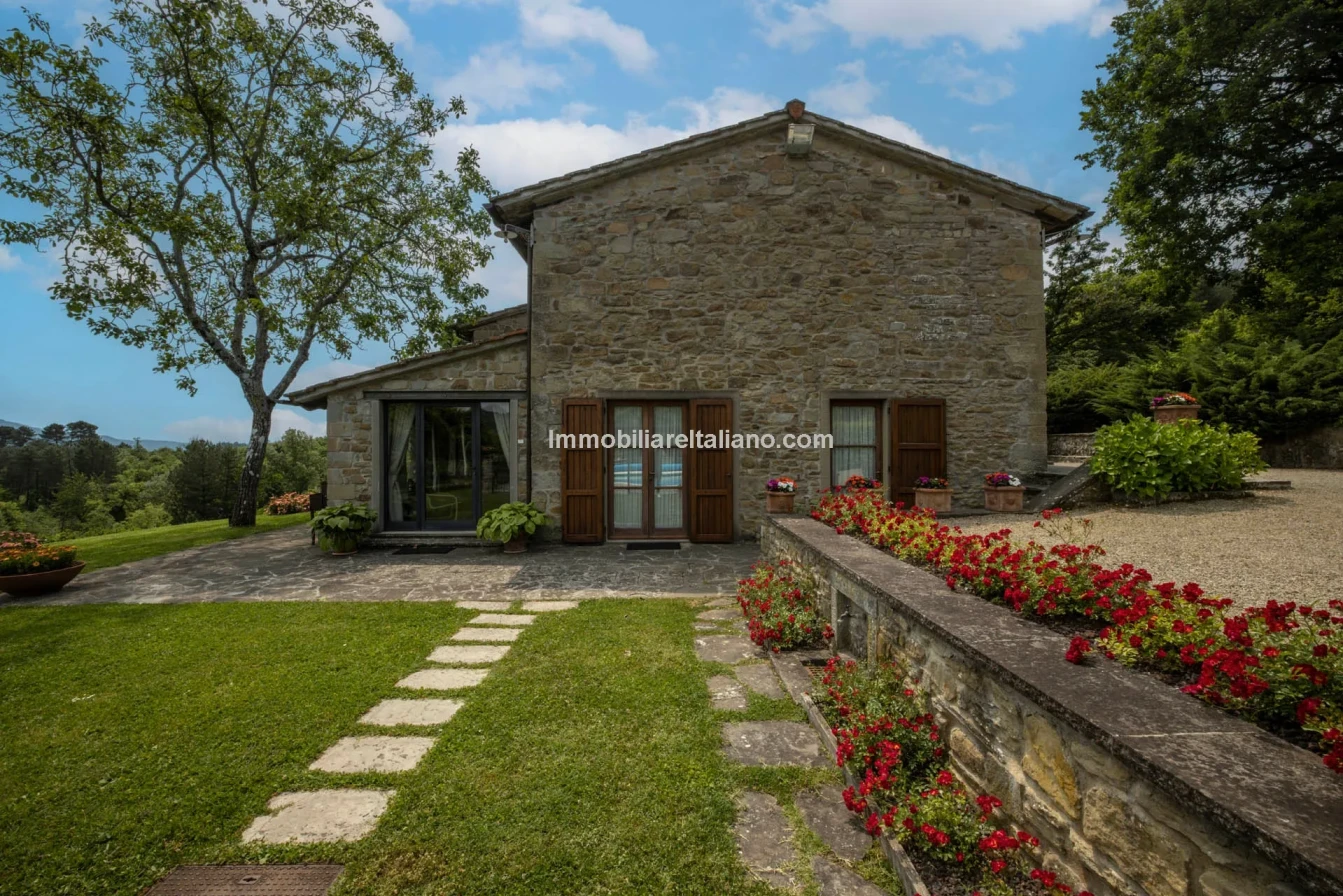 Tuscany's Countryside Retreat: Spacious 6-Bedroom Farmhouse with Pool - View image 12 of 81