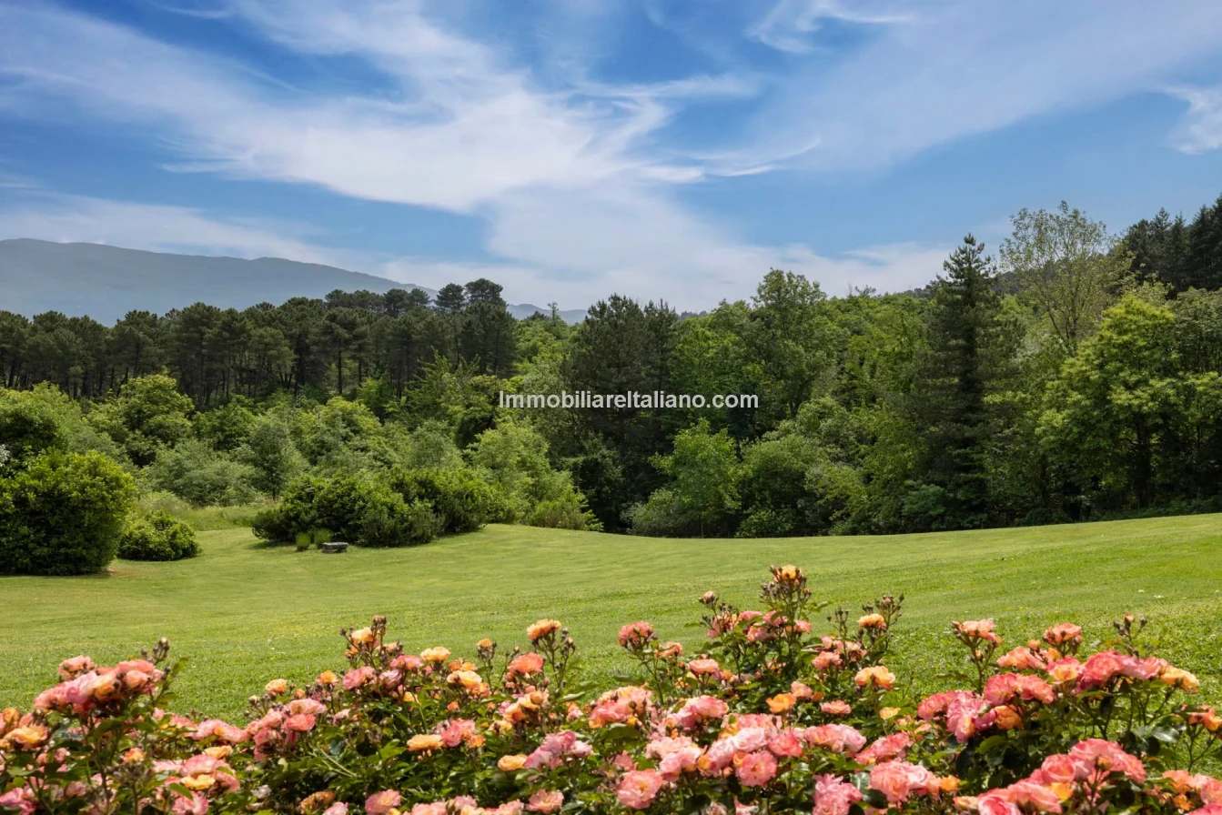 Tuscany's Countryside Retreat: Spacious 6-Bedroom Farmhouse with Pool - View image 13 of 81