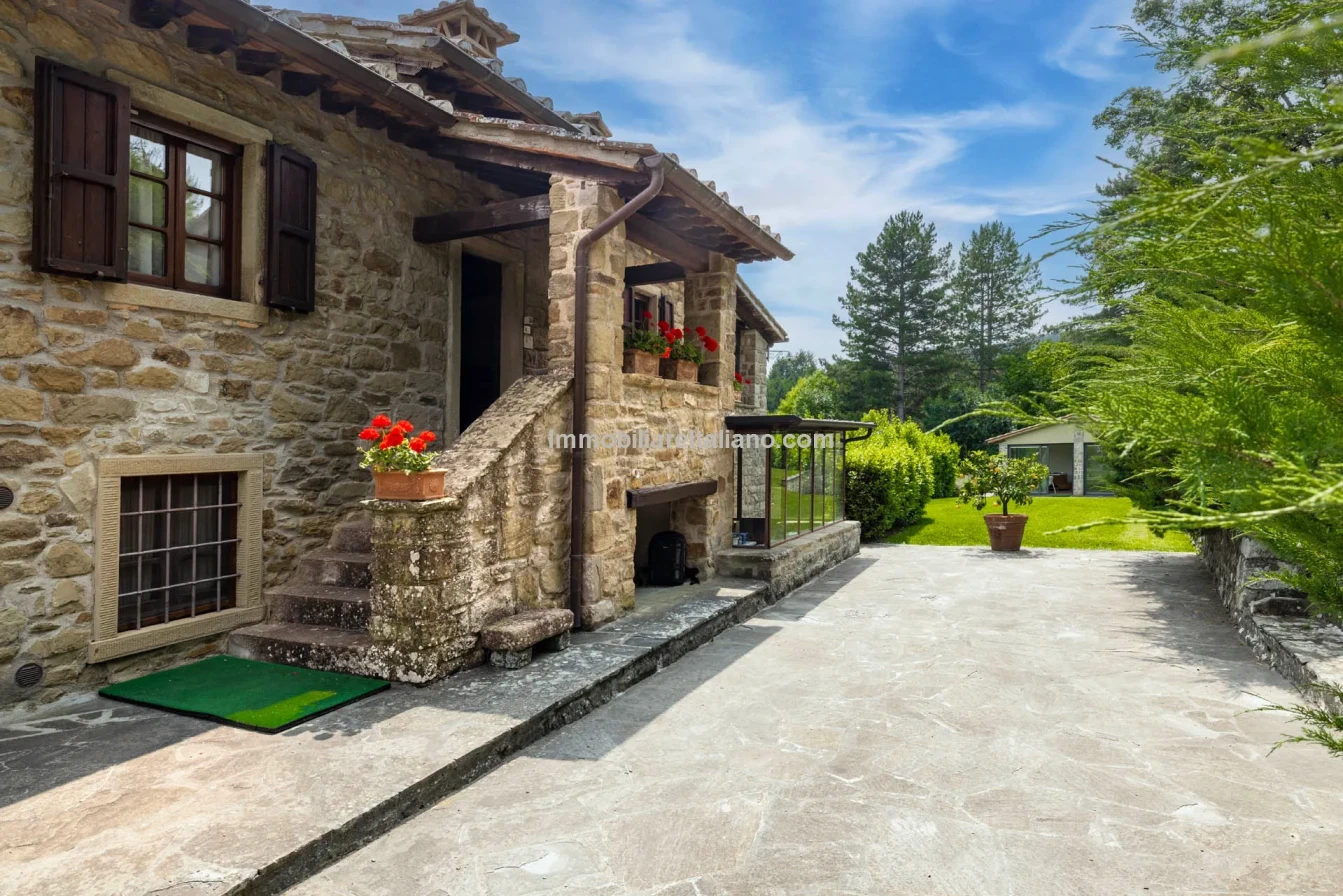 Tuscany's Countryside Retreat: Spacious 6-Bedroom Farmhouse with Pool - View image 14 of 81