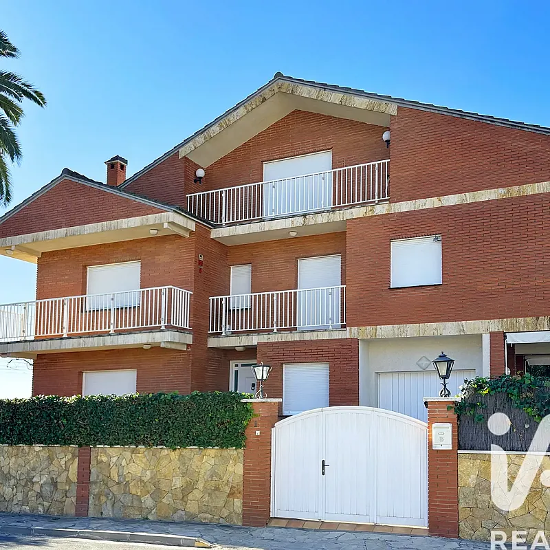 Spacious 5-Bedroom House with Pool and Garden in Coastal Creixell