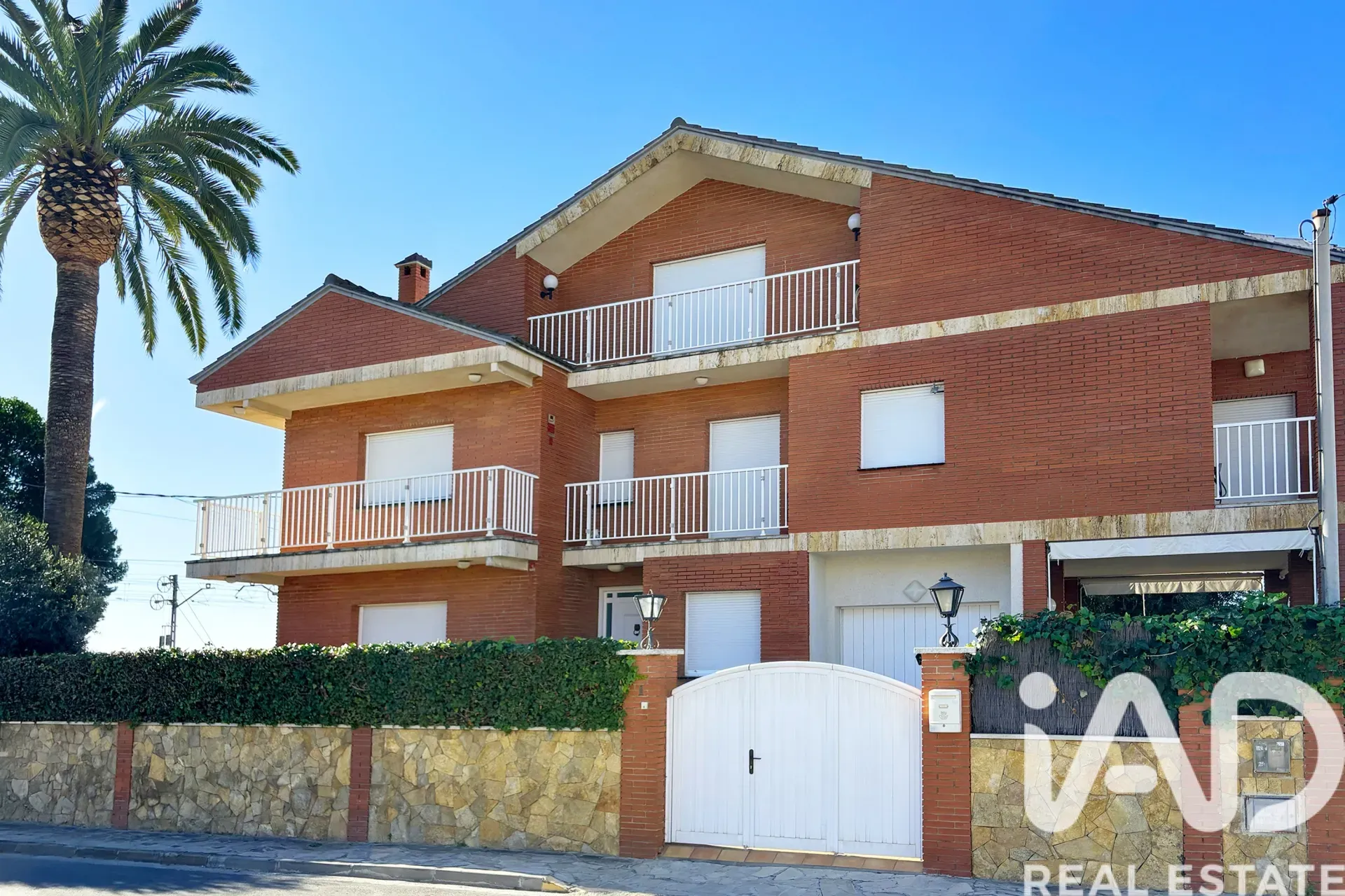 Spacious 5-Bedroom House with Pool and Garden in Coastal Creixell - Image 1