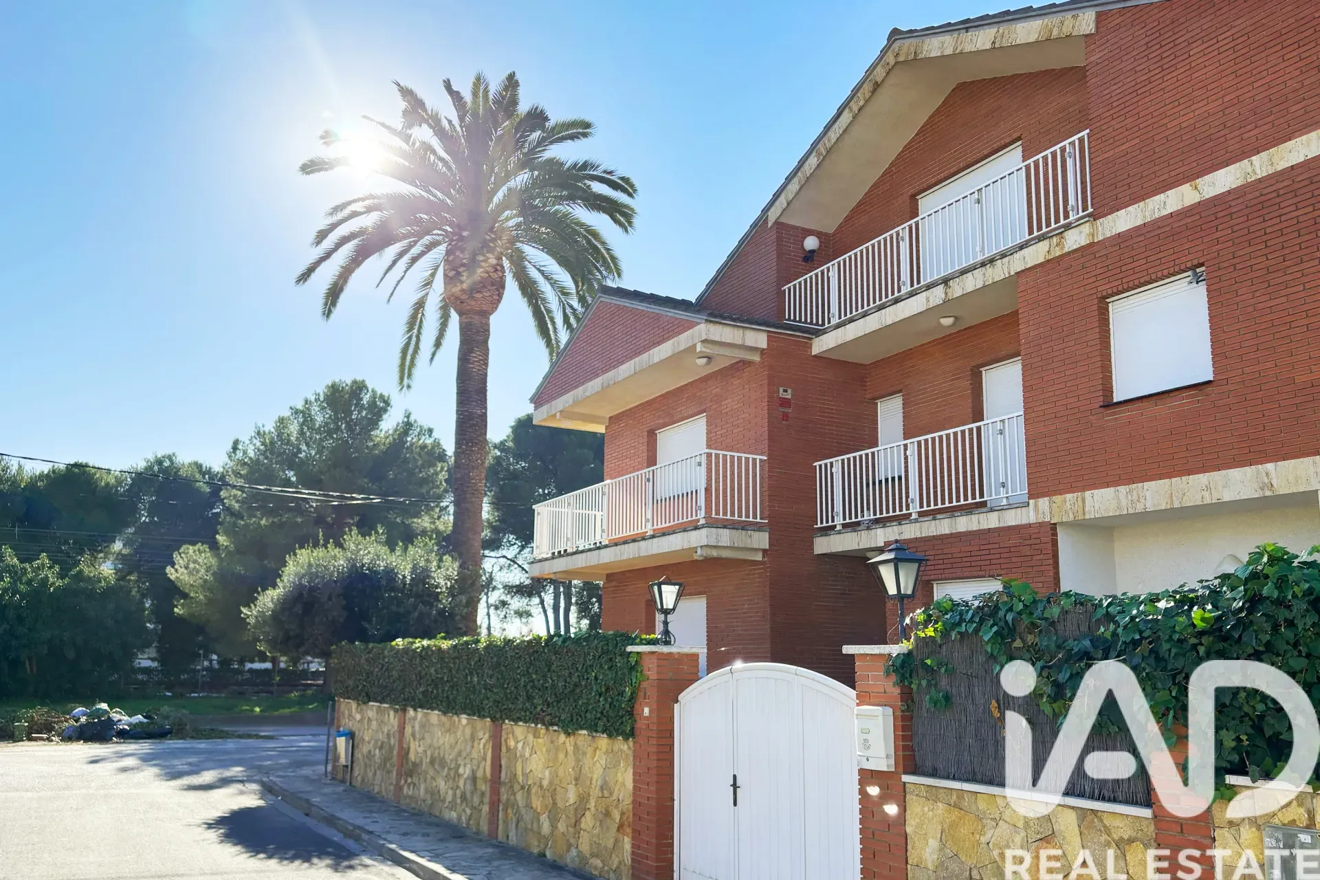 Spacious 5-Bedroom House with Pool and Garden in Coastal Creixell - Image 2