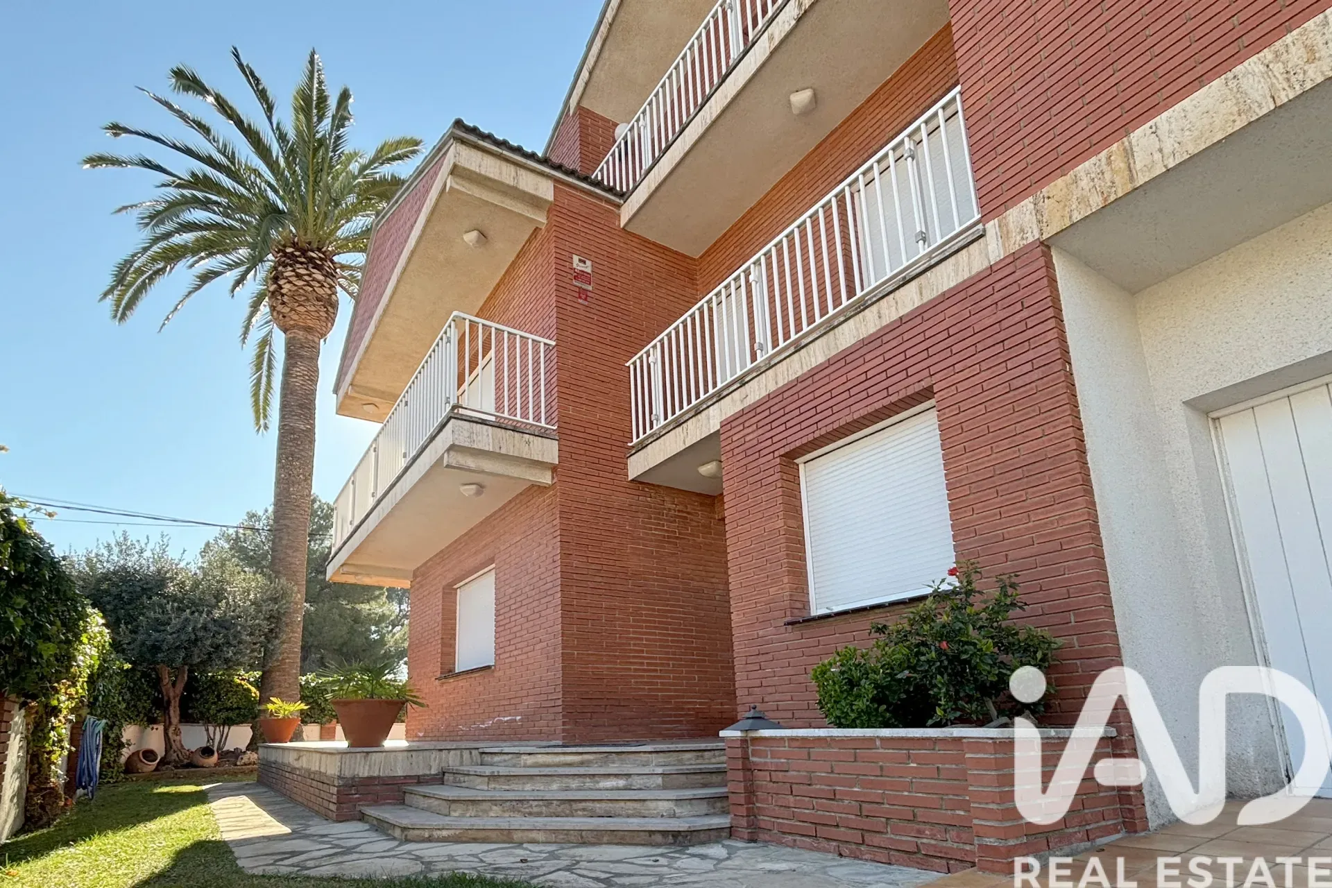 Spacious 5-Bedroom House with Pool and Garden in Coastal Creixell - Image 3