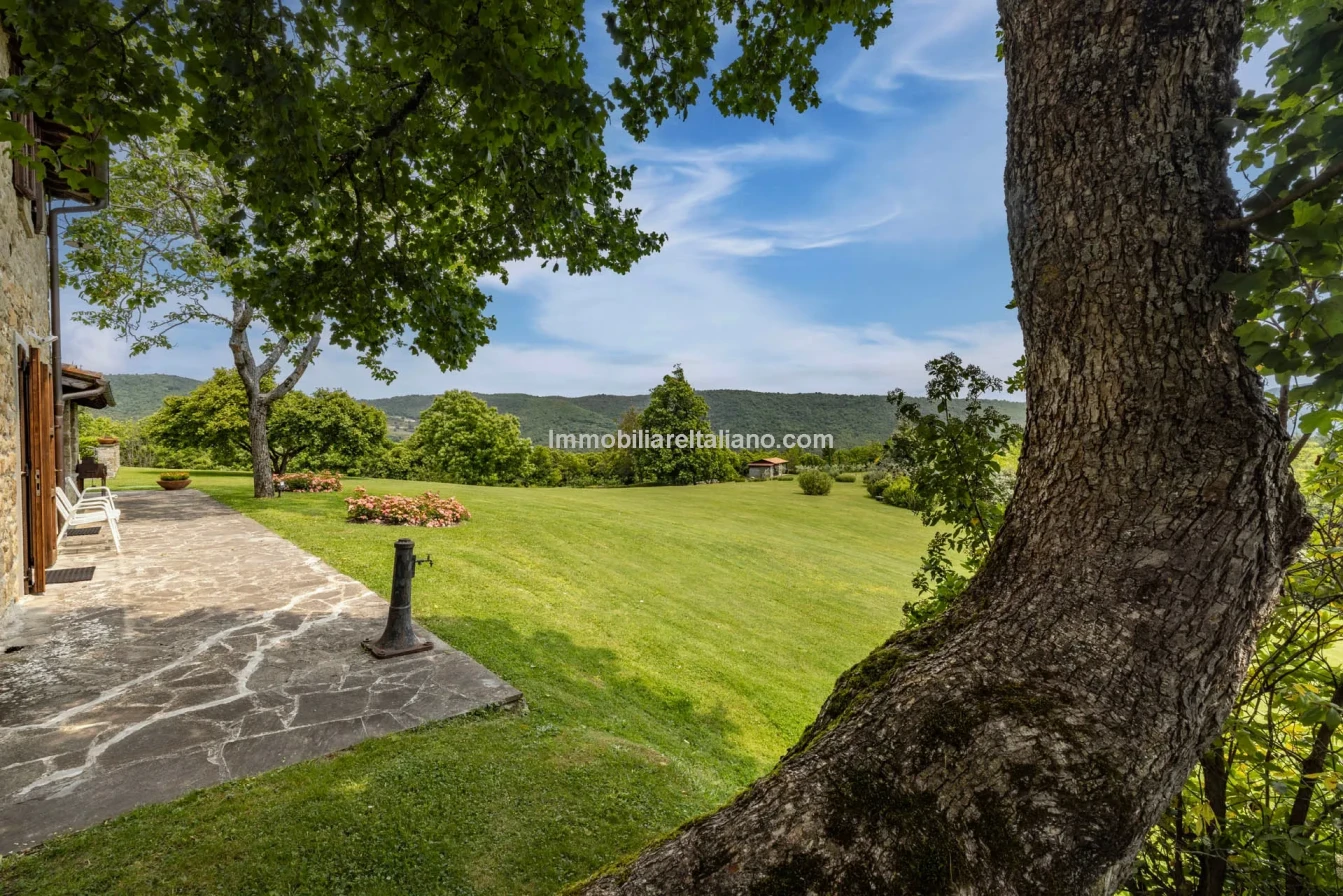 Tuscany's Countryside Retreat: Spacious 6-Bedroom Farmhouse with Pool - View image 15 of 81