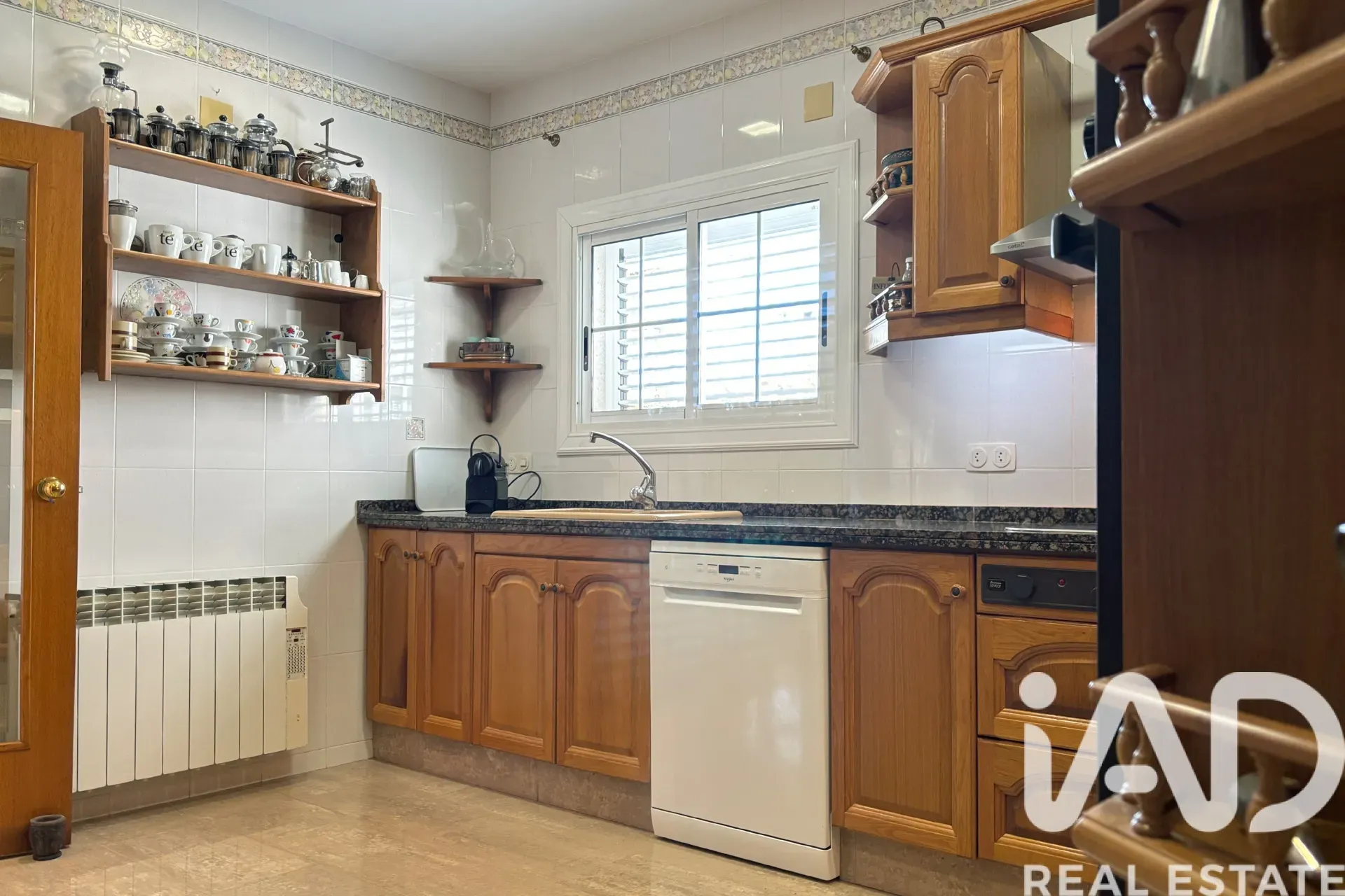 Spacious 5-Bedroom House with Pool and Garden in Coastal Creixell - View image 11 of 31