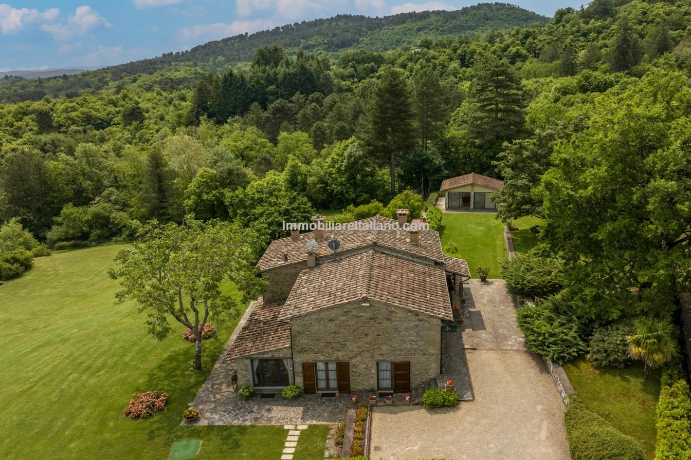 Tuscany's Countryside Retreat: Spacious 6-Bedroom Farmhouse with Pool - View image 16 of 81
