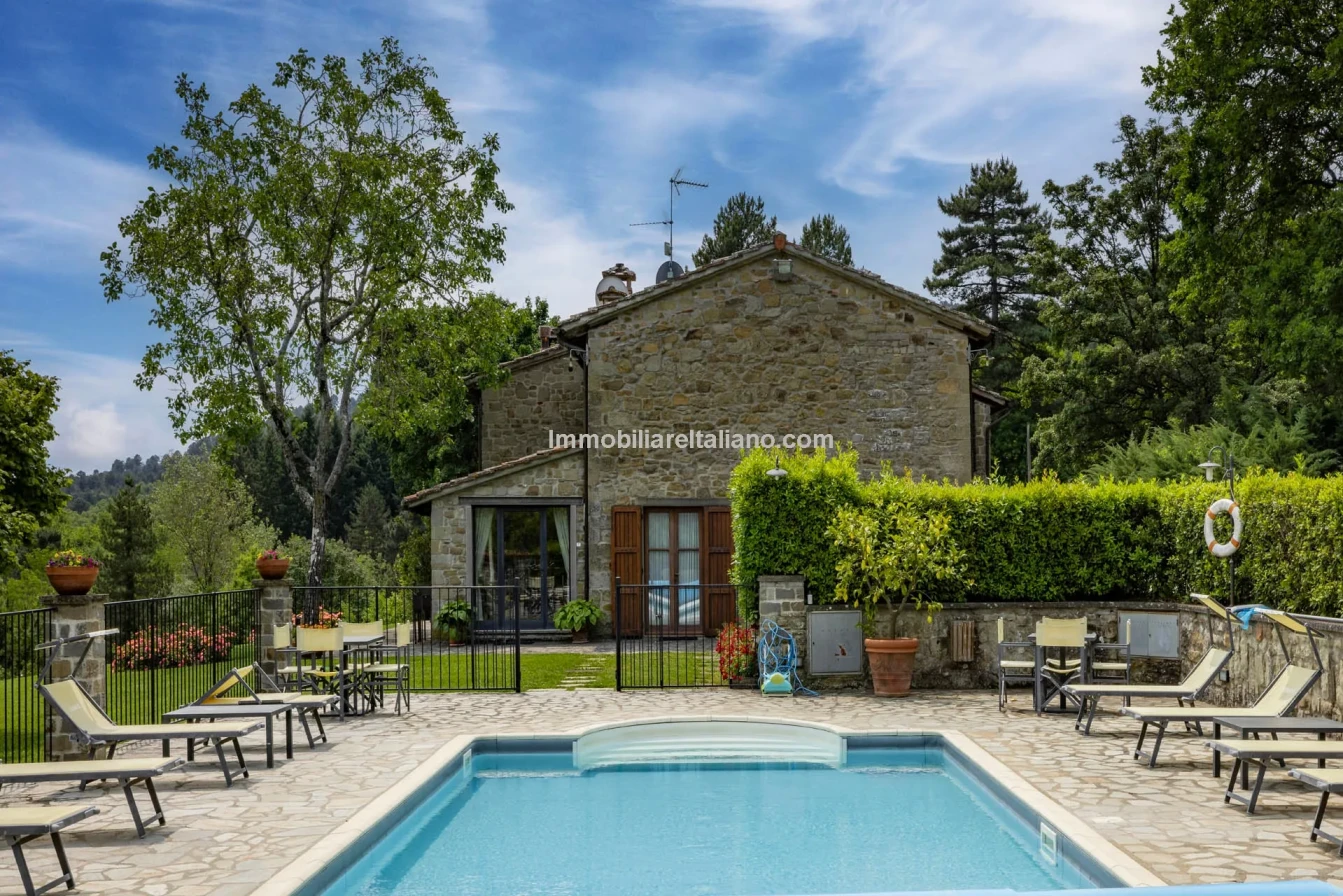 Tuscany's Countryside Retreat: Spacious 6-Bedroom Farmhouse with Pool - View image 18 of 81