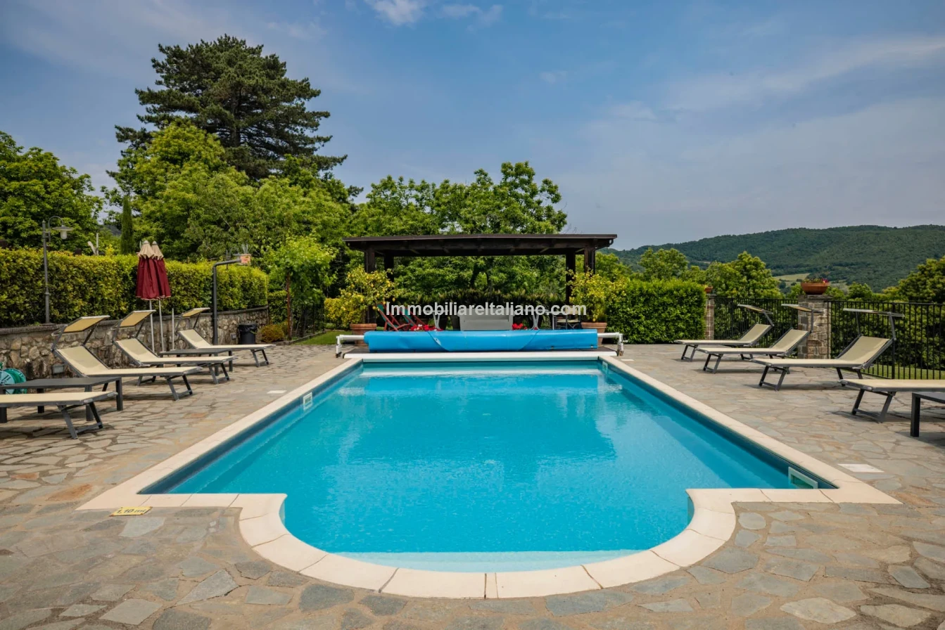 Tuscany's Countryside Retreat: Spacious 6-Bedroom Farmhouse with Pool - View image 21 of 81