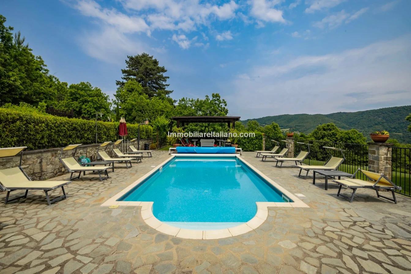 Tuscany's Countryside Retreat: Spacious 6-Bedroom Farmhouse with Pool - View image 22 of 81