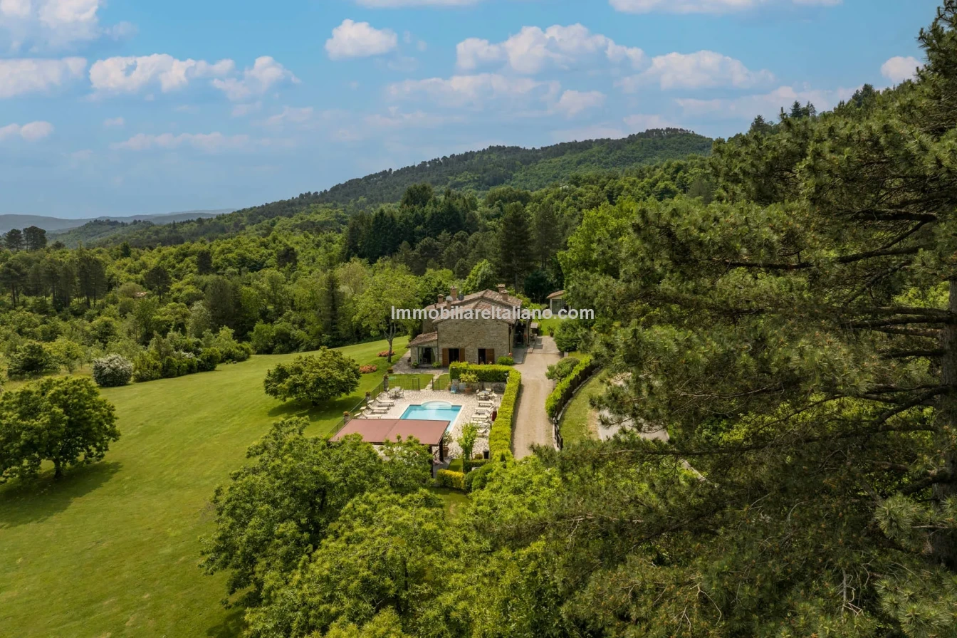 Tuscany's Countryside Retreat: Spacious 6-Bedroom Farmhouse with Pool - View image 25 of 81