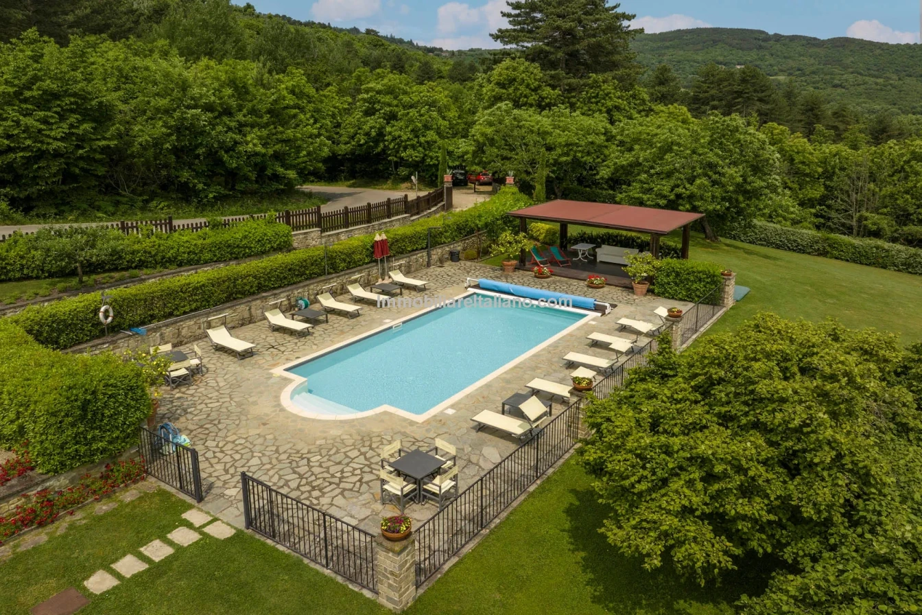 Tuscany's Countryside Retreat: Spacious 6-Bedroom Farmhouse with Pool - View image 26 of 81