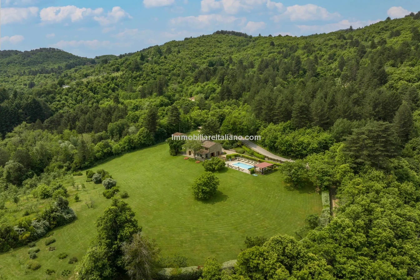 Tuscany's Countryside Retreat: Spacious 6-Bedroom Farmhouse with Pool - View image 27 of 81