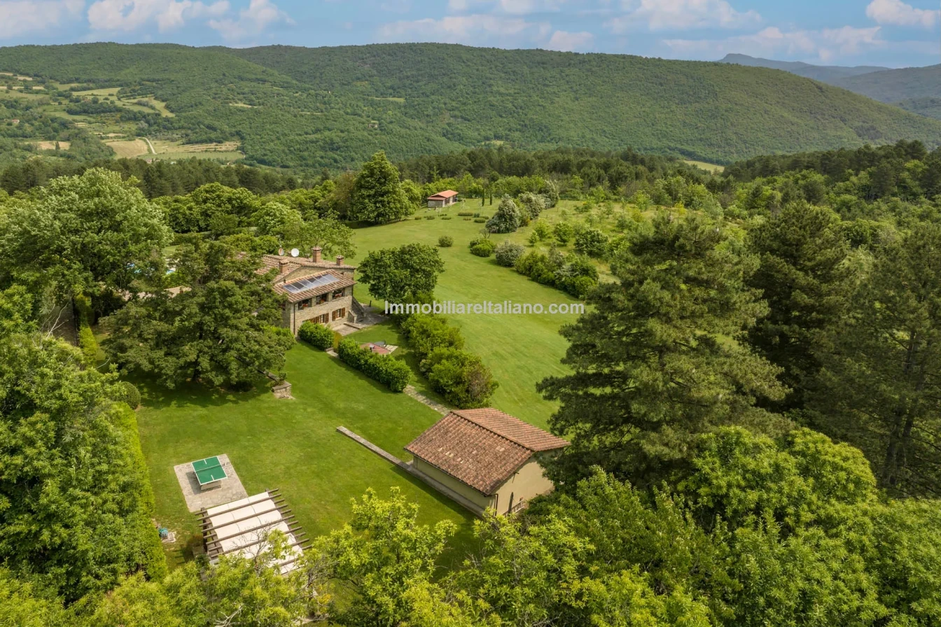 Tuscany's Countryside Retreat: Spacious 6-Bedroom Farmhouse with Pool - View image 29 of 81