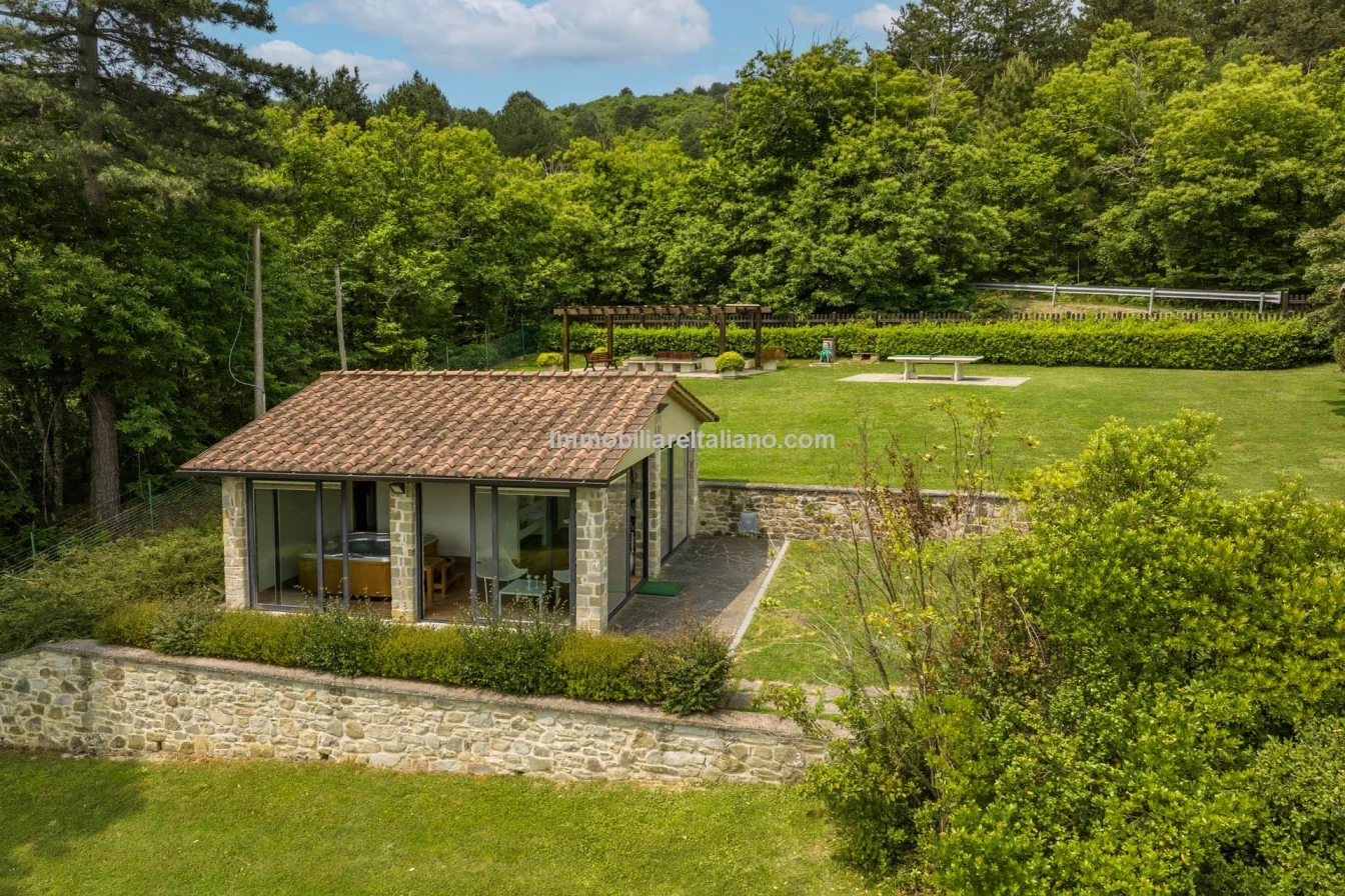 Tuscany's Countryside Retreat: Spacious 6-Bedroom Farmhouse with Pool - View image 30 of 81