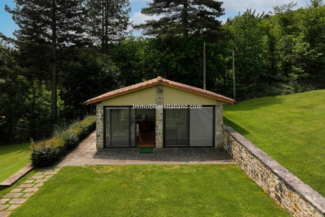Tuscany's Countryside Retreat: Spacious 6-Bedroom Farmhouse with Pool - View image 31 of 81