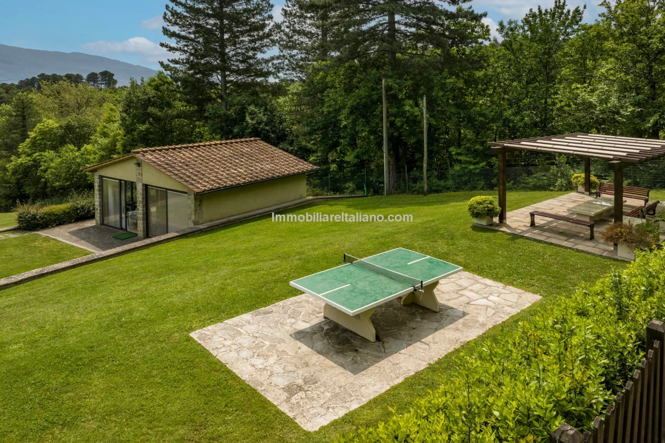 Tuscany's Countryside Retreat: Spacious 6-Bedroom Farmhouse with Pool - View image 33 of 81