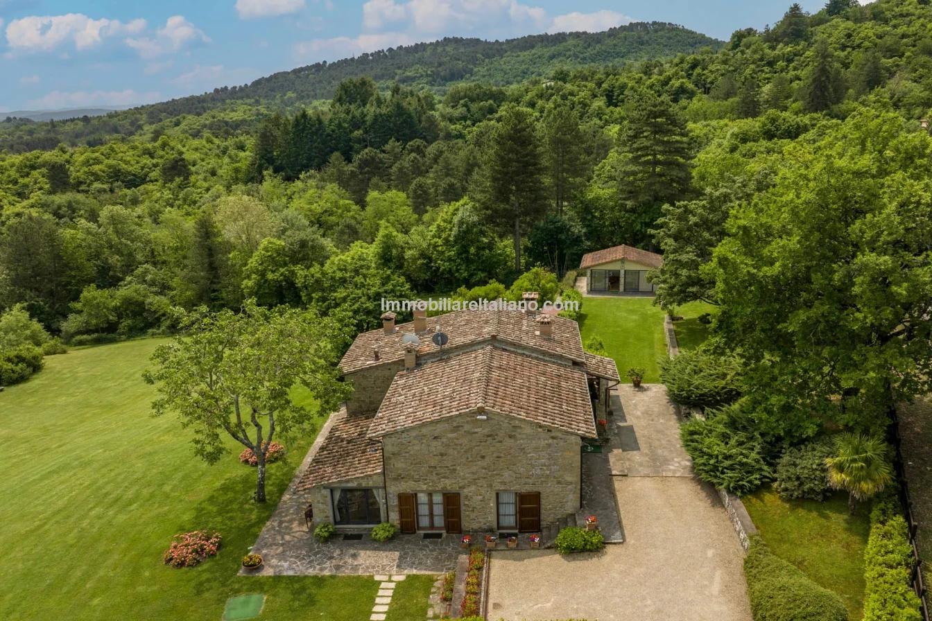 Tuscany's Countryside Retreat: Spacious 6-Bedroom Farmhouse with Pool - View image 34 of 81