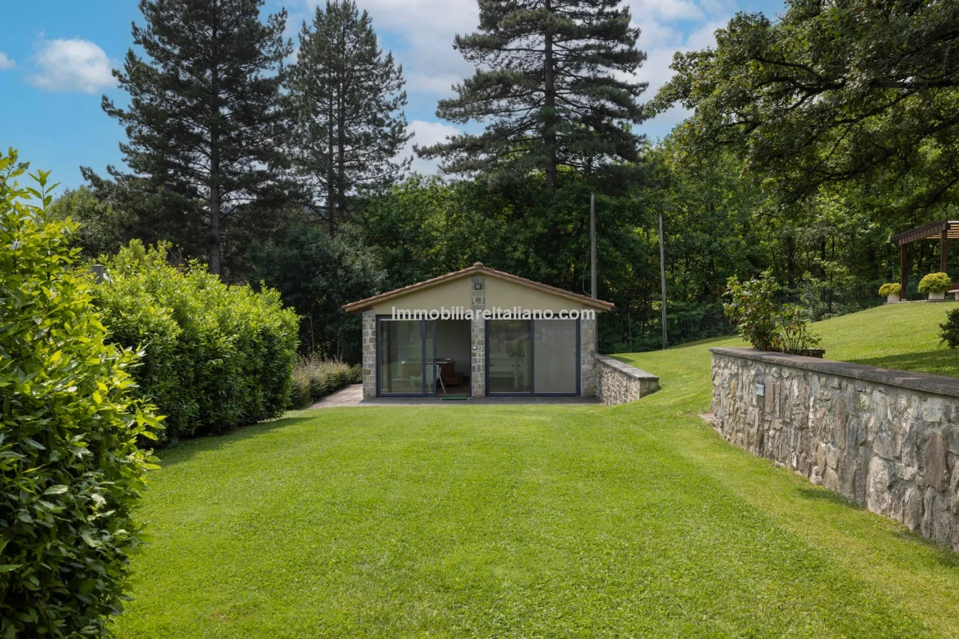 Tuscany's Countryside Retreat: Spacious 6-Bedroom Farmhouse with Pool - View image 35 of 81