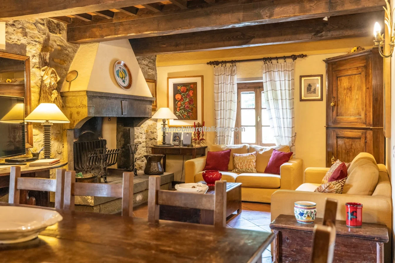 Tuscany's Countryside Retreat: Spacious 6-Bedroom Farmhouse with Pool - View image 41 of 81