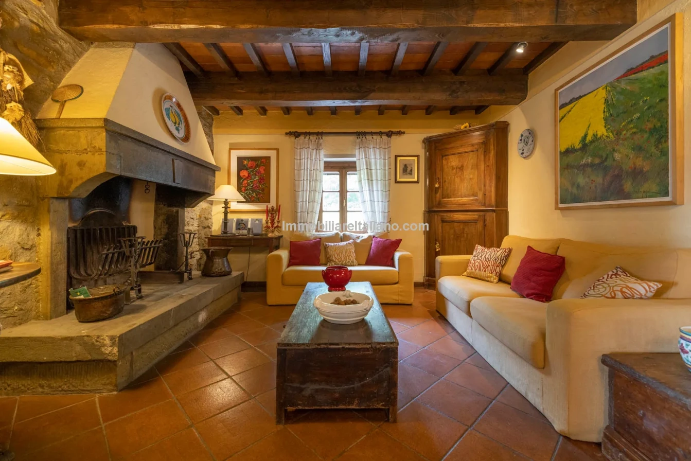 Tuscany's Countryside Retreat: Spacious 6-Bedroom Farmhouse with Pool - View image 42 of 81