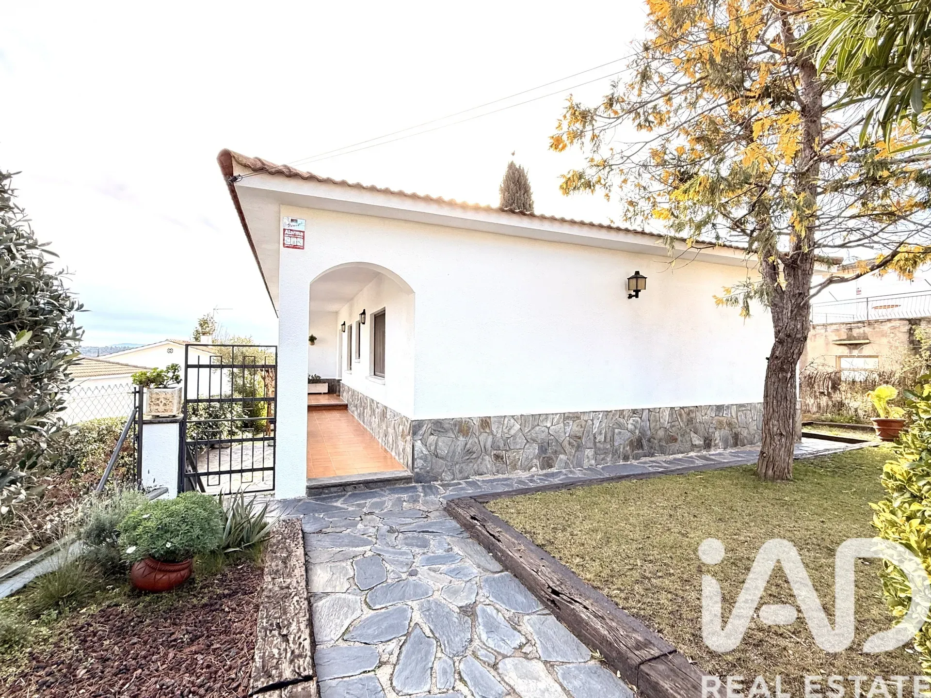 Spacious Family Home with Garden and Terrace in Santa Eulàlia de Ronçana - Image 1