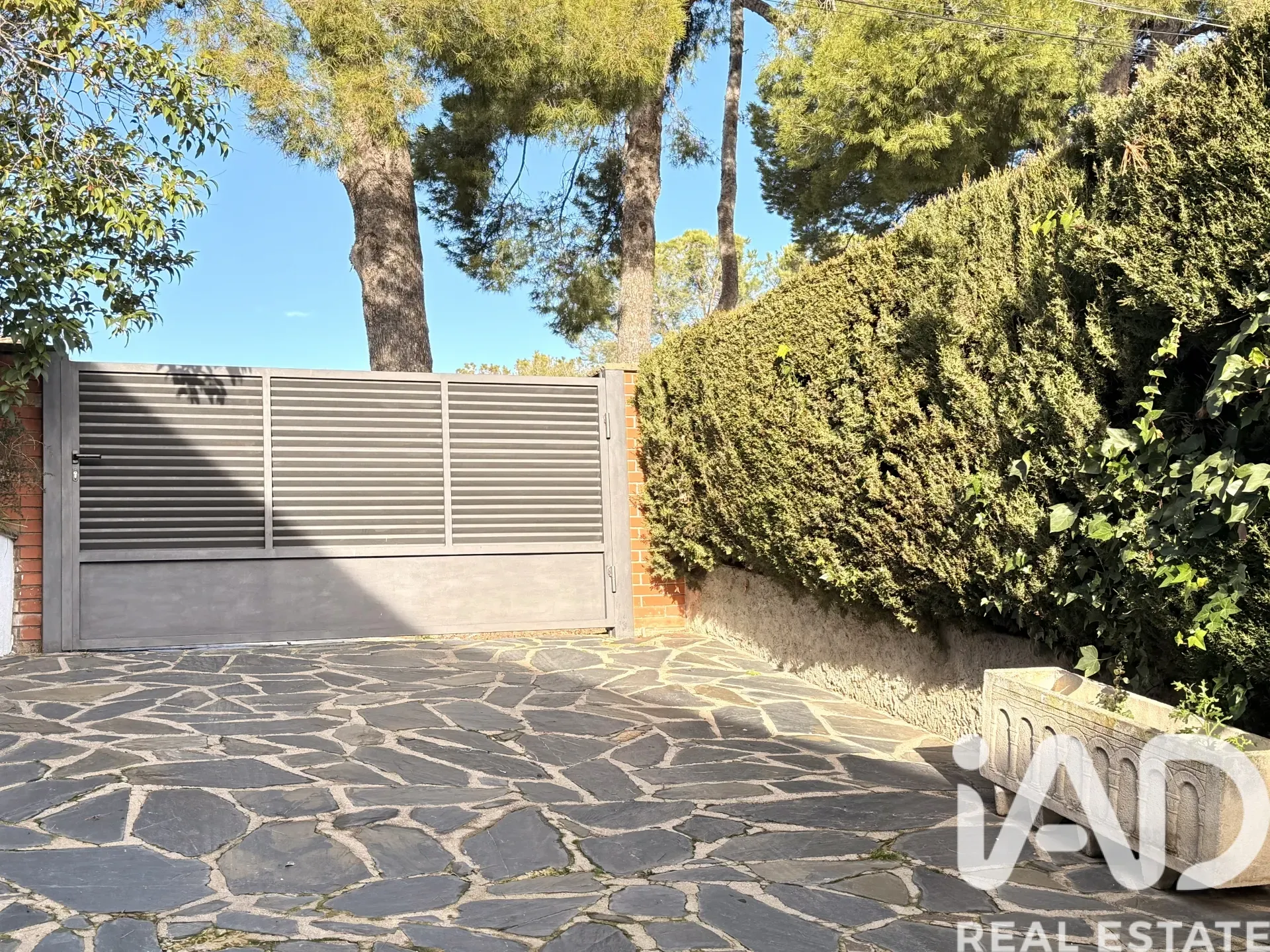 Spacious Family Home with Garden and Terrace in Santa Eulàlia de Ronçana - Image 3