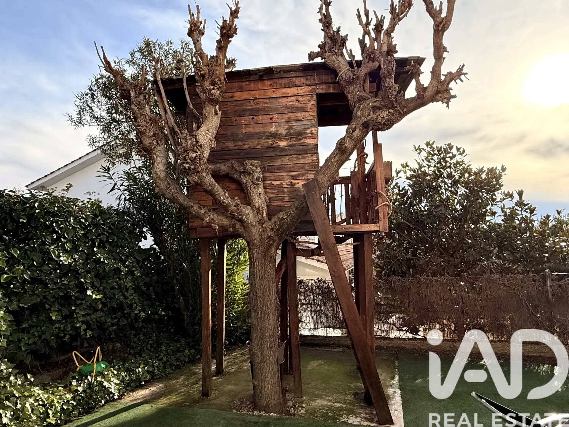 Spacious Family Home with Garden and Terrace in Santa Eulàlia de Ronçana - Image 4
