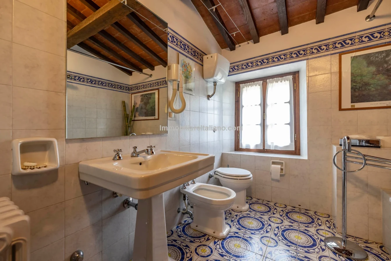 Tuscany's Countryside Retreat: Spacious 6-Bedroom Farmhouse with Pool - View image 58 of 81