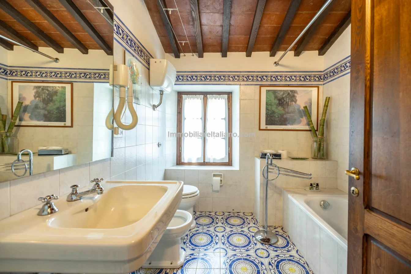 Tuscany's Countryside Retreat: Spacious 6-Bedroom Farmhouse with Pool - View image 59 of 81