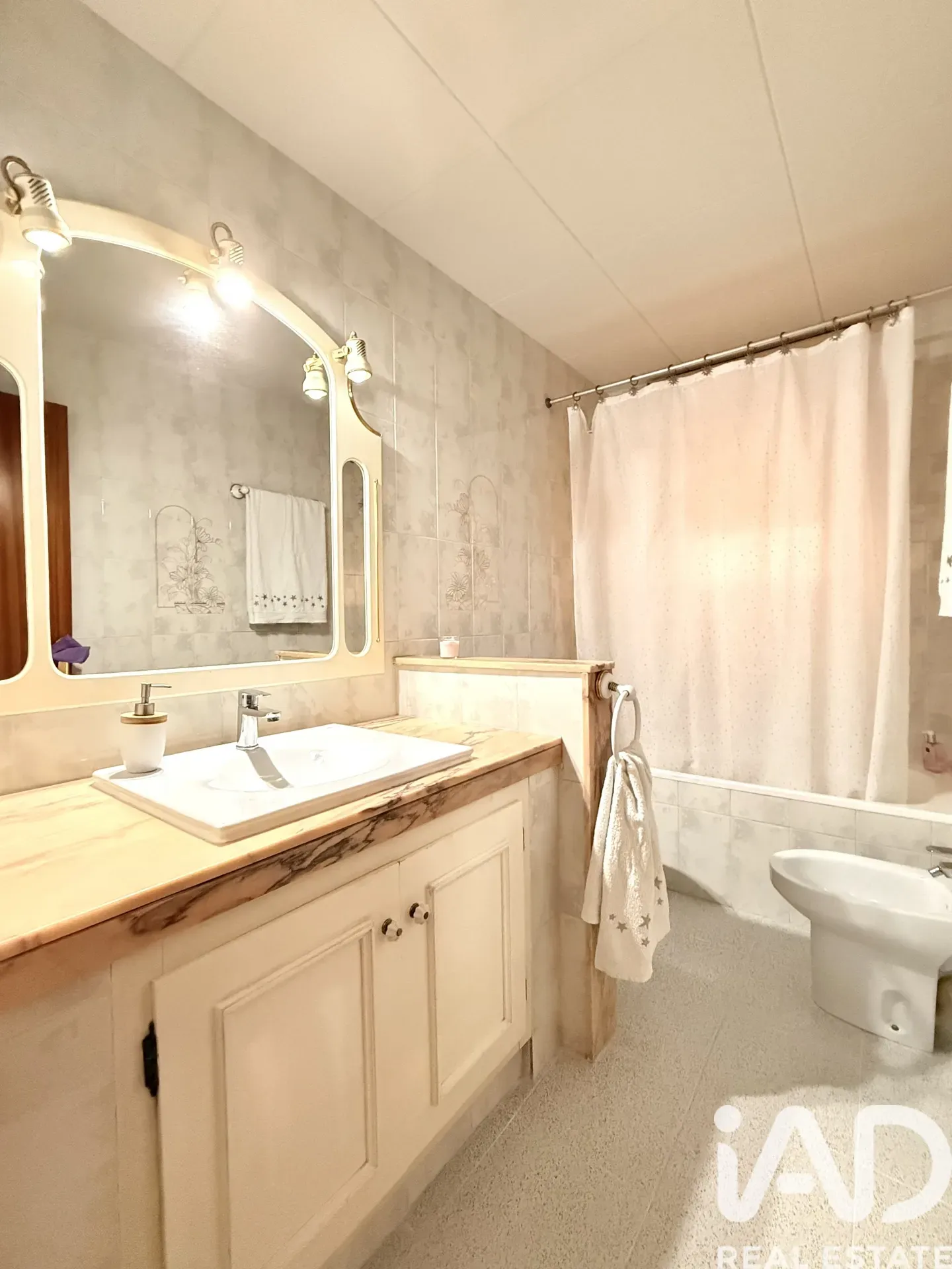 Spacious Family Home with Garden and Terrace in Santa Eulàlia de Ronçana - View image 17 of 36