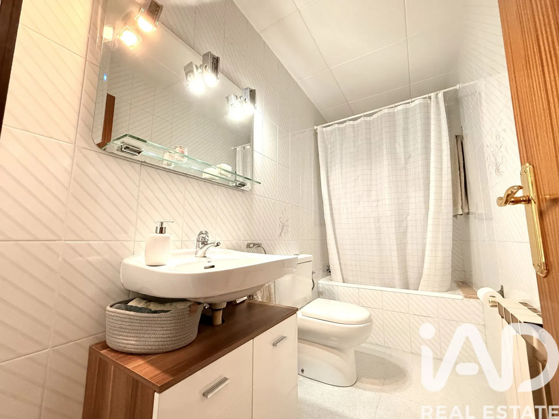 Spacious Family Home with Garden and Terrace in Santa Eulàlia de Ronçana - View image 19 of 36