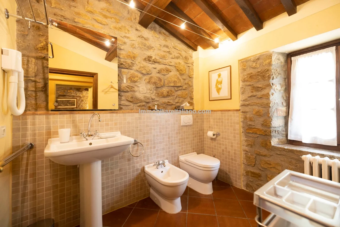 Tuscany's Countryside Retreat: Spacious 6-Bedroom Farmhouse with Pool - View image 60 of 81