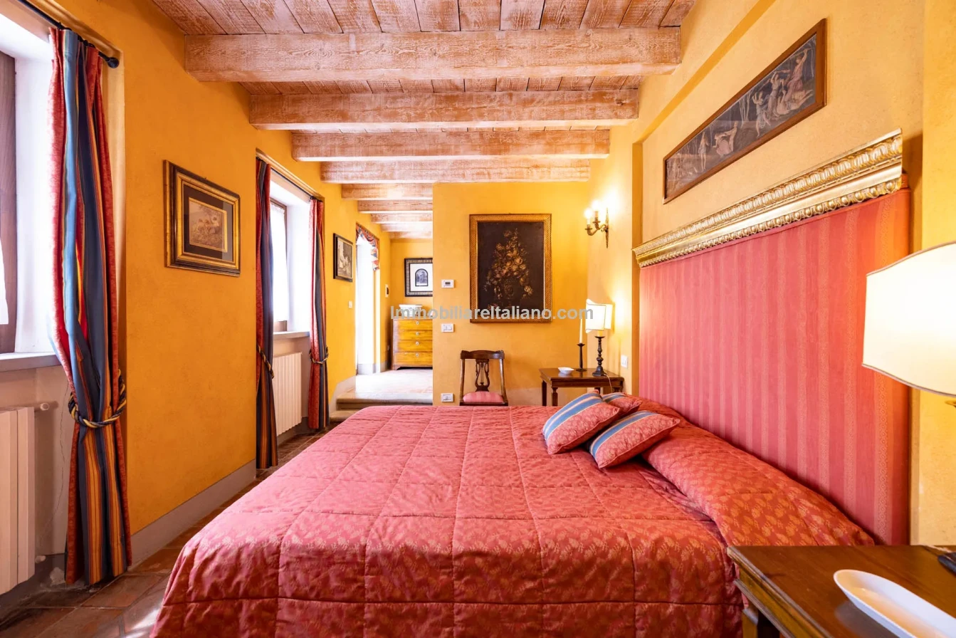 Tuscany's Countryside Retreat: Spacious 6-Bedroom Farmhouse with Pool - View image 65 of 81