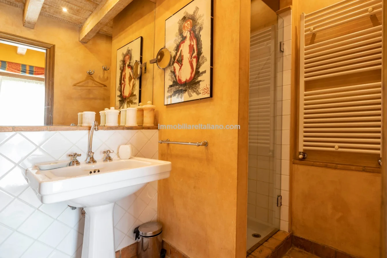 Tuscany's Countryside Retreat: Spacious 6-Bedroom Farmhouse with Pool - View image 67 of 81