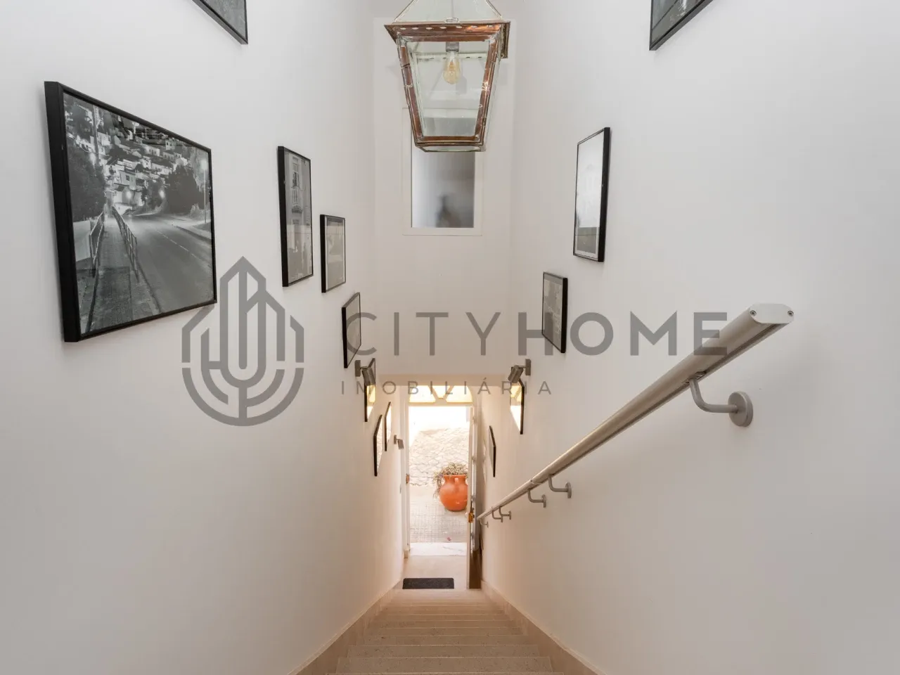 Portugal's Ferragudo: 3-Bedroom Townhouse with Balcony and Terrace - Image 3